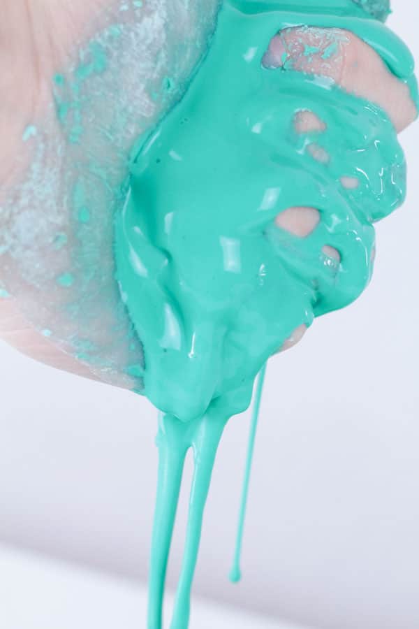 Need a quick science experiment? Cornstarch quicksand is easy to make and teaches an interesting science lesson in non-Newtonian fluids at the same time. Science experiments with cornstarch are tons of fun, and this conrstarch science project is suitable for kids of all ages!