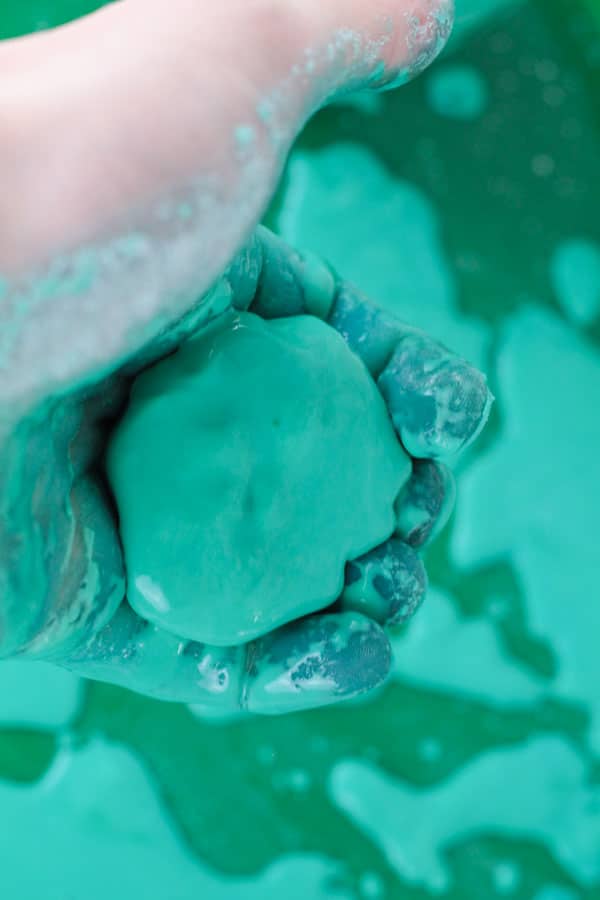 Need a quick science experiment? Cornstarch quicksand is easy to make and teaches an interesting science lesson in non-Newtonian fluids at the same time. Science experiments with cornstarch are tons of fun, and this conrstarch science project is suitable for kids of all ages!
