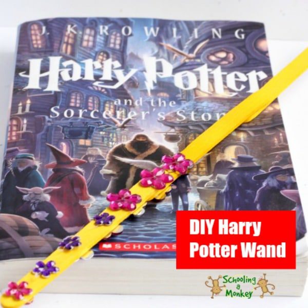 Love Harry Potter? You won't want to miss making this super-simple Harry Potter wand craft using craft sticks and glitter glue!