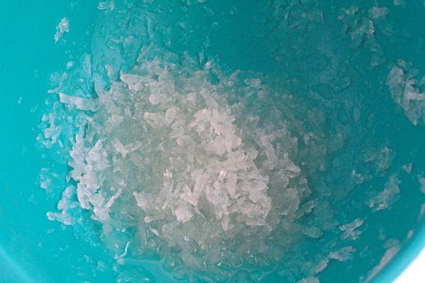 Kids will love this wacky science experiment! Hot ice is a novelty any time of year. Learn the no-fail way for how to make hot ice here!