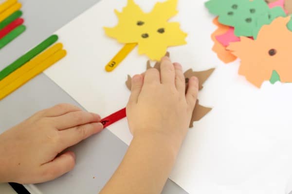 This fall leaves number match game is the perfect math center activity for fall. This hands-on preschool math activity is perfect for the classroom or home!
