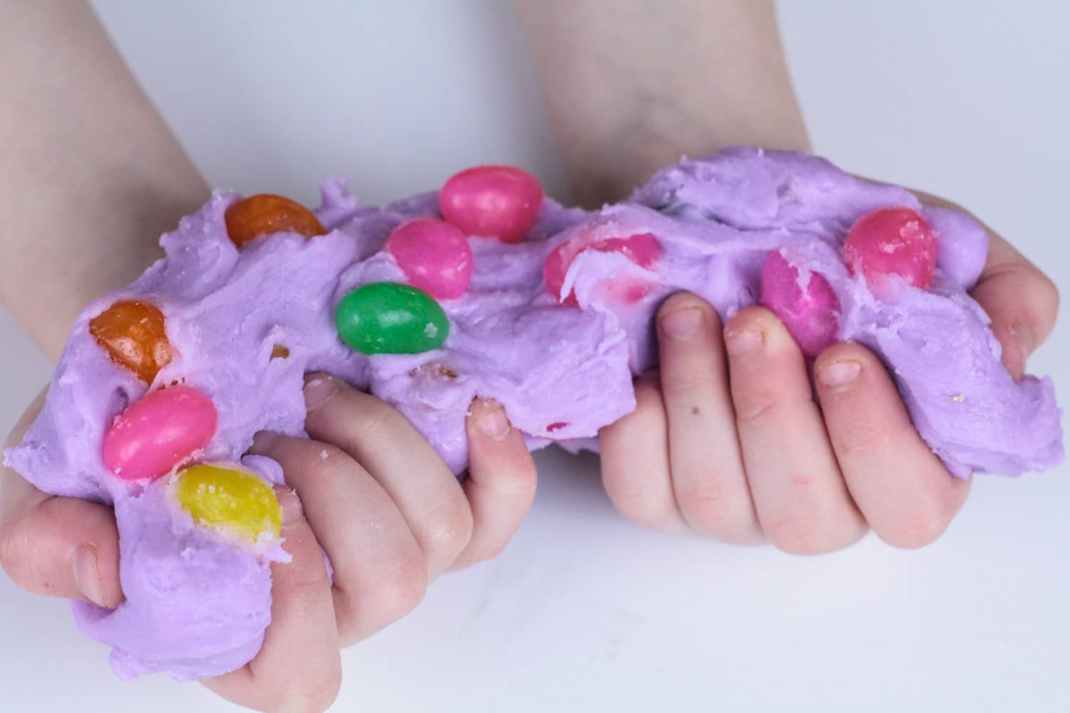 Do you love slime? Want to know how to make edible slime? This edible jellybean slime recipe is the perfect edible slime recipe for Easter! You don't have to be a slime expert to make this tasty borax-free slime for Easter! The perfect Easter slime recipe!