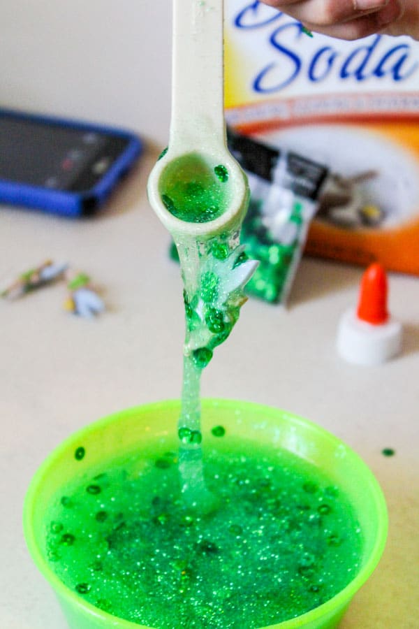 Planning a Tinkerbell party? This Tinkerbell slime recipe is the perfect Tinkerbell party favor to make for your guests. It’s one of our favorite Disney slime recipes and it is an easy slime recipe that is a Borax-free slime. #tinkerbell #disney #slime #slimerecipes #slimer